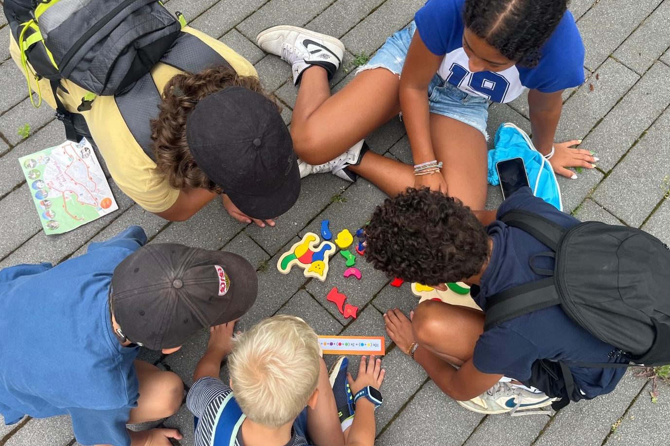 Escape-Abenteuer von Erlebnislabor Eine Gruppe Kinder löst gemeinsam ein Rätsel bei einem Escape von Erlebnislabor